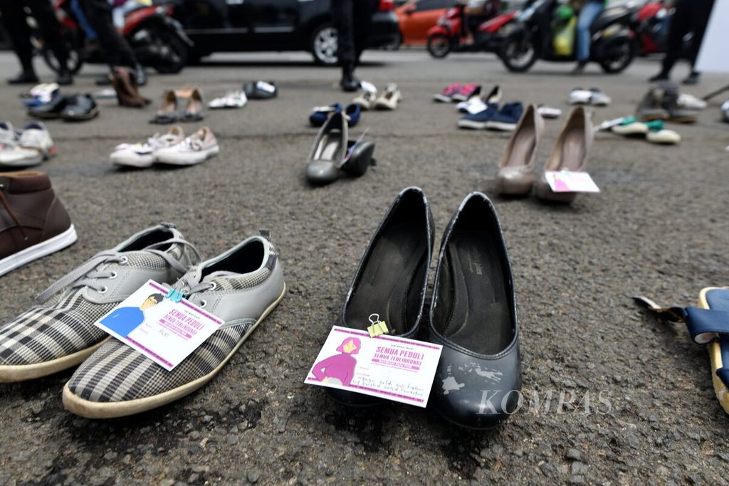 Beragam sepatu diletakkan di depan gerbang Gedung DPR, Senayan, Jakarta, dalam aksi 500 Langkah Awal Sahkan RUU Penghapusan Kekerasan Seksual (PKS), Rabu (25/11/2020). 