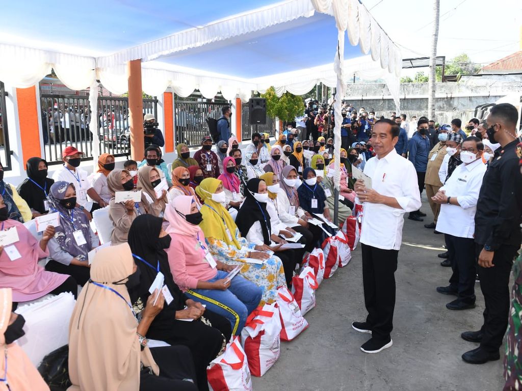 President Jokowi monitored the direct cash assistance distribution for fuel at the Baubau Post Office in Baubau City, Southeast Sulawesi Province, on Tuesday (27/9/2022).