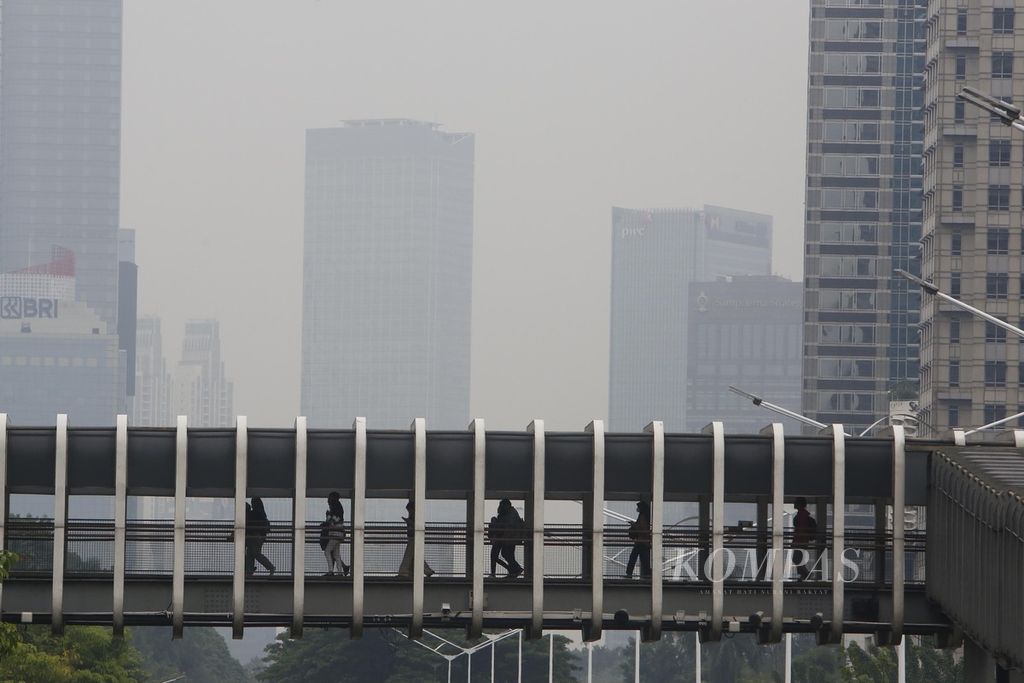 Kondisi langit Jakarta yang diselimuti kabut polusi, Selasa (26/12/2023). Menurut situs IQAir, pada Selasa sekitar pukul 12.00 WIB, nilai indeks kualitas udara di Jakarta adalah 167 atau dalam kondisi tidak sehat. Libur hari raya dan cuti bersama ternyata tidak mampu mengurangi tingginya tingkat polusi di Jakarta.