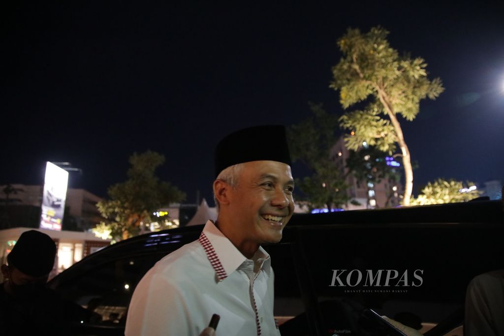 Gubernur Jawa Tengah Ganjar Pranowo seusai shalat Tarawih di Masjid Raya Baiturrahman, Kota Semarang, Jawa Tengah, Senin (3/4/2023).