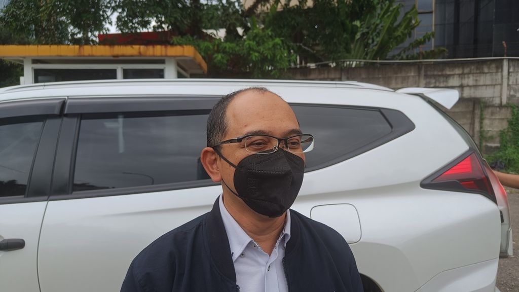 Kepala Bidang Pengendalian Operasional Lalu Lintas dan Angkutan Jalan Dinas Perhubungan DKI Jakarta Massdes Arouffy seusai diperiksa oleh KPK, Jakarta, Selasa (11/4/2023).