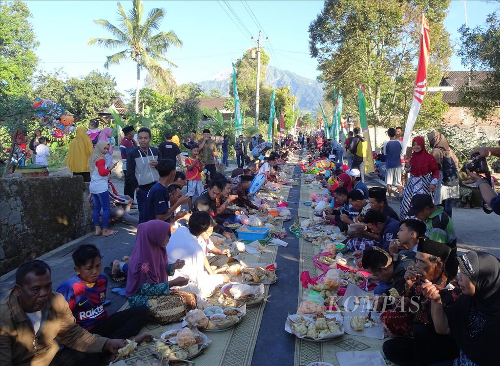 Warga mengikuti kenduri dalam tradisi bakda ketupat di Dusun Mlambong, Desa Sruni, Kecamatan Musuk, Boyolali, Jawa Tengah, pertengahan Juni 2019.