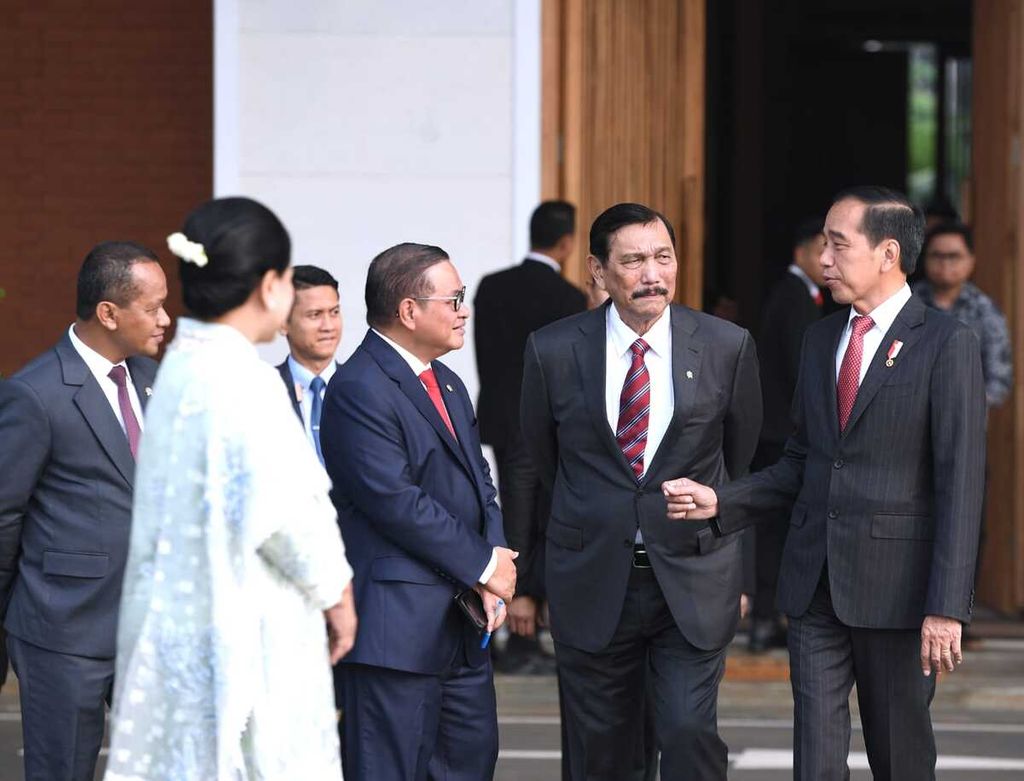 Presiden Joko Widodo dan Nyonya Iriana bersiap bertolak ke Chengdu, China, Kamis (27/7/2023), dari Pangkalan Udara TNI AU Halim Perdanakusuma, Jakarta Timur.