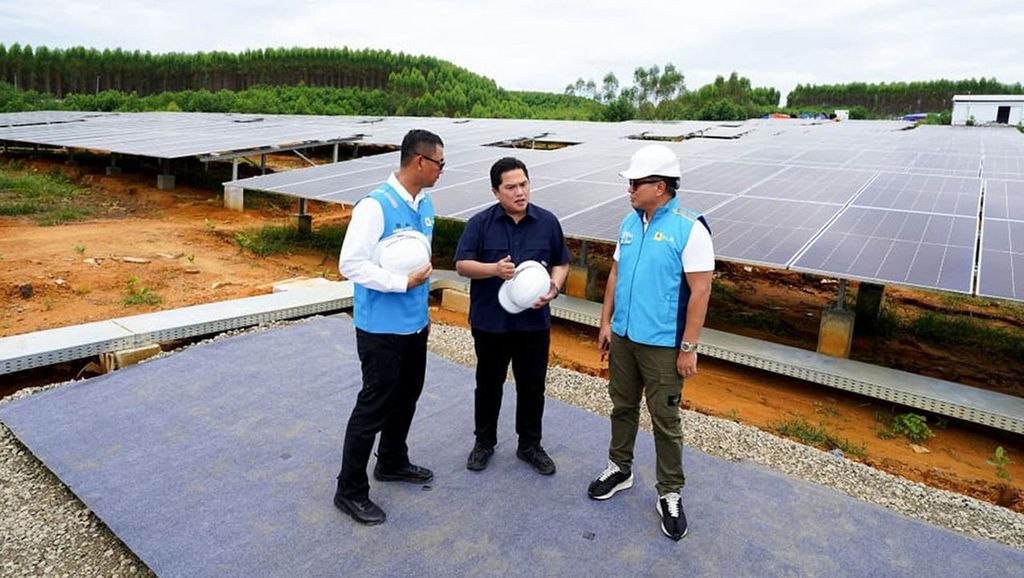 Menteri BUMN Erick Thohir (tengah) diskusi bersama Wakil Menteri BUMN Kartika Wirjoatmodjo (kanan) dan Direktur Utama PLN Darmawan Prasodjo (kiri) saat mengunjungi pembangkit listrik tenaga surya (PLTS) IKN, di Penajam Paser Utara, Kalimantan Timur, Sabtu (29/6/2024).