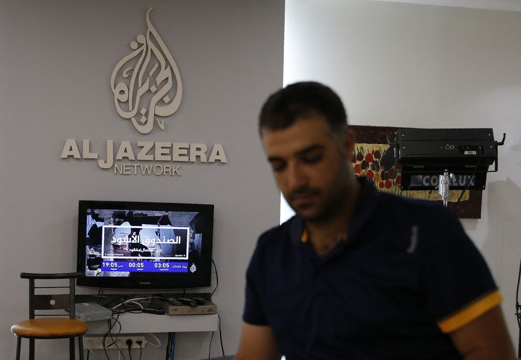 Karyawan jaringan berita dan saluran televisi Al Jazeera terlihat di kantor mereka di Jerusalem, Senin (31/7/2017). Perdana Menteri Israel Benjamin Netanyahu pada Minggu (5/5/2024) memerintahkan penutupan dan operasi jaringan berita yang bermarkas di Qatar itu.  