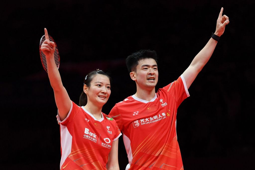 Pasangan China, Zheng Si Wei (kanan) dan Huang Ya Qiong, seusai mengalahkan rekan senegaranya, Feng Yan Zhe/Huang Dong Ping, di partai puncak Final BWF World Tour,  Minggu (17/12/2023).