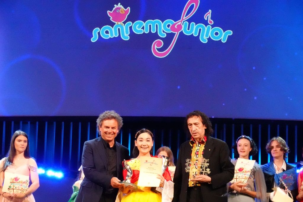 Jane Callista (tengah) menerima hadiah sebagai pemenang pertama World Grand Prix Champion of Sanremo Junior World Finals 2022 di Italia.