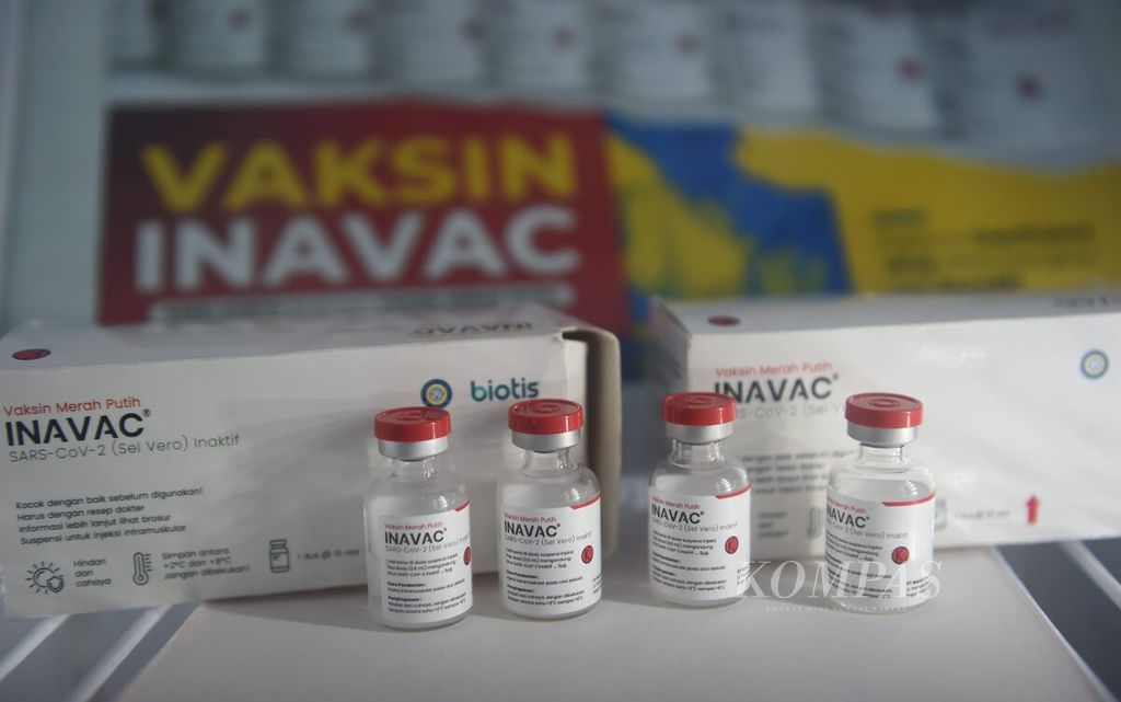 Vaksin Merah Putih Inavac dipamerkan di Pameran Arsip Pandemi Covid-19 Universitas Airlangga di Balai Pemuda, Surabaya, Kamis (5/1/2023). 