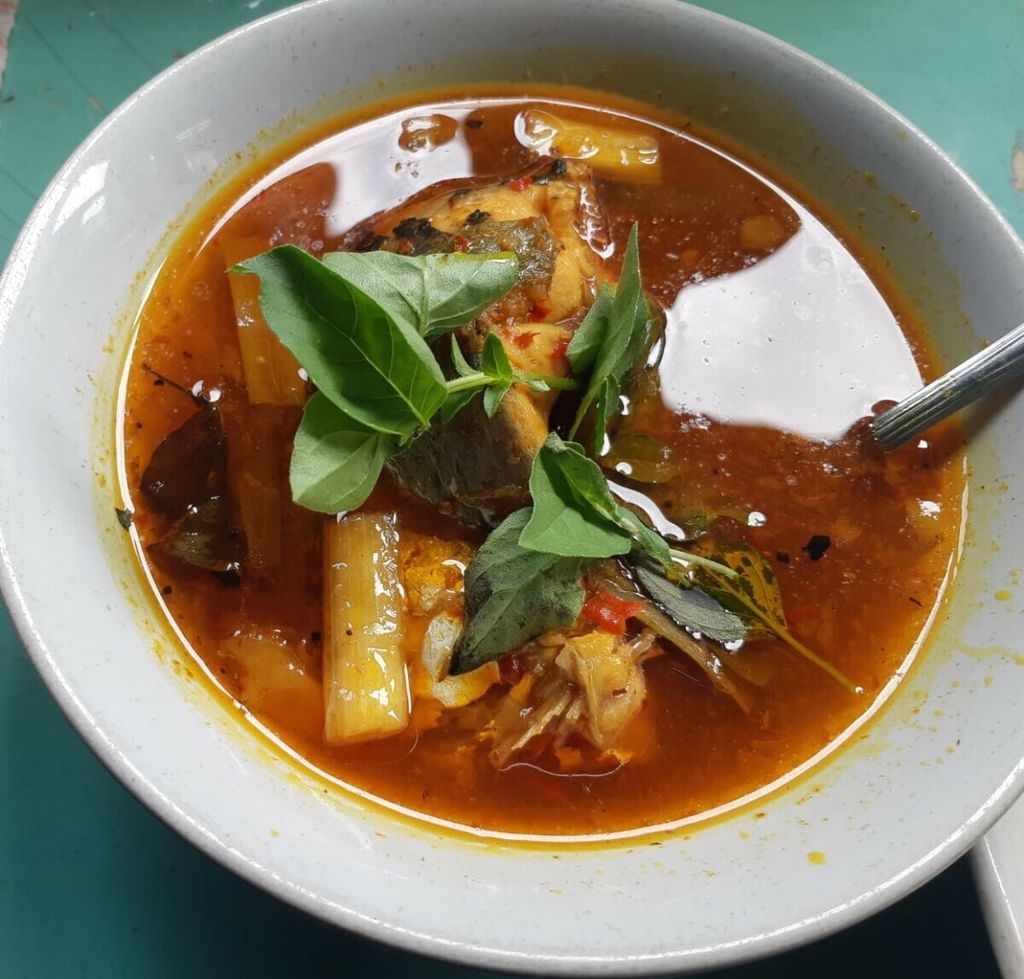 Salah satu makanan khas di Palembang, yakni pindang ikan. Ikan yang digunakan untuk membuat makanan ini adalah ikan air tawar, seperti patin, tomang, gabus, bahkan belida.