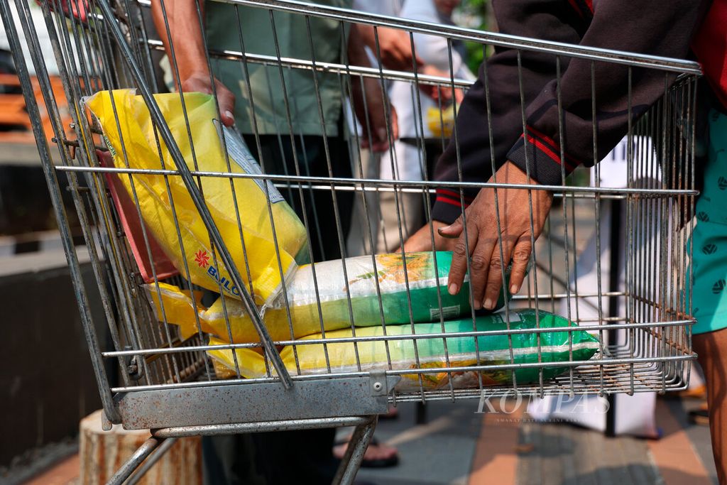 Warga membeli beras dengan harga lebih murah dari harga pasar saat operasi pangan murah yang diselenggarakan di depan Kantor Perum Bulog Kanwil Jawa Tengah, Kota Semarang, Selasa (24/10/2023). 