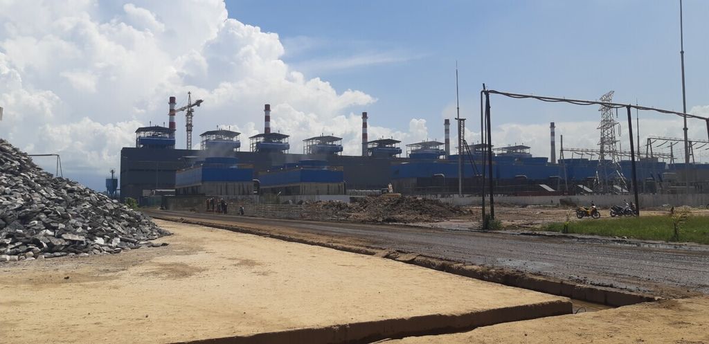 Tampak pabrik pengolahan dan pemurnian atau smelter berbasis nikel milik PT Virtue Dragon Nickel Industry di Konawe, Sulawesi Tenggara, Senin (25/2/2019)