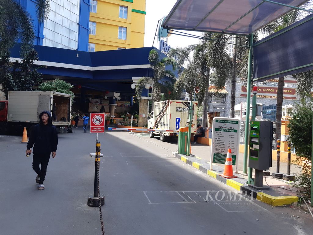 Plang otomatis kawasan Pasar Glodok, Jakarta Barat, Rabu (16/11/2022). Di dalam pasar ini, terdapat tempat parkir dengan kapasitas besar.