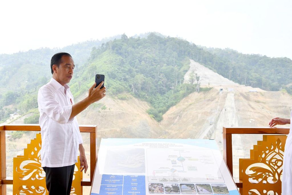Presiden Joko Widodo membuat <i>vlog </i>di sela peninjauan Bendungan Bulango Ulu di Kabupaten Bone Bolango, Provinsi Gorontalo, Senin (22/4/2024).