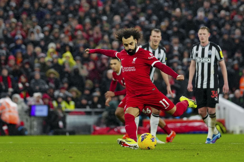Pemain Liverpool Mohamed Salah mengeksekusi tendangan penalti yang gagal menghasilkan gol dalam pertandingan Liga Inggris antara Liverpool dan Newcastle United di Stadion Anfield, Liverpool, Selasa (2/1/2024) dini hari WIB.