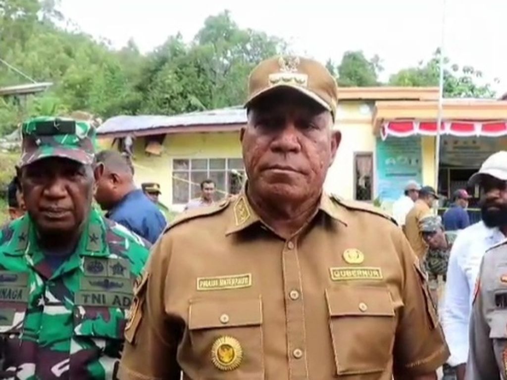 Penjabat Gubernur Papua Barat Paulus Waterpauw saat mengunjungi Distrik Kramongmongga, Kabupaten Fakfak, Papua Barat, pada 18 Agustus 2023.