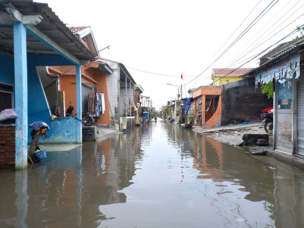 Residents' settlements were submerged by tidal flooding in Tambaklorok Village, Tanjung Mas Village, Semarang City, Central Java, Wednesday (25/5/2022).