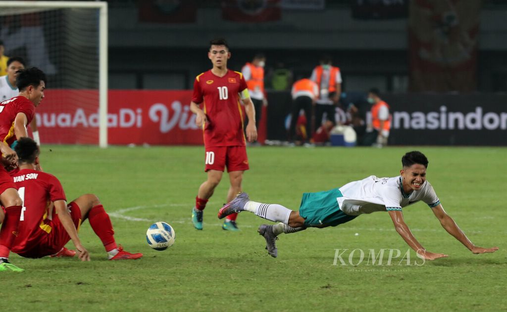 Gelandang tim Indonesia U-19, Marselino Ferdinand (kanan), tersungkur setelah dijegal pemain Vietnam U-19, Vu Van Son, dalam laga pertama Grup A Piala AFF U-19 2022 di Stadion Patriot Candrabhaga, Bekasi, Jawa Barat, Sabtu (2/7/2022).