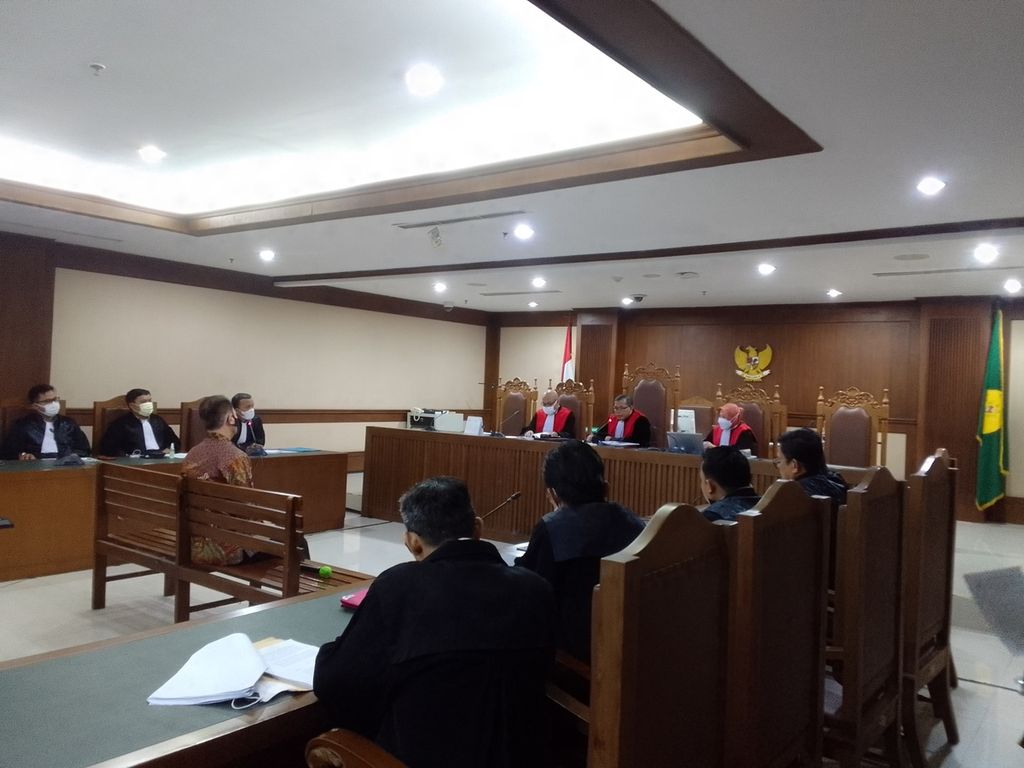 Direktur PT Diratama Jaya Mandiri Irfan Kenway sedang mendengarkan penjelasan Hakim Ketua Djuyamto di Pengadilan Negeri Tipikor, Jakarta, Rabu (12/10/2022). Pihak Irfan tak mengajukan eksepsi dalam persidangan ini.