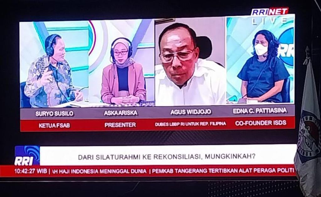 Diskusi HUT Ke-20 FSAB dihadiri Ketua FSAB Suryo Susilo; Dubes RI untuk Filipina, Agus Widjojo; dan wartawati <i>Kompas</i>, Edna Caroline.