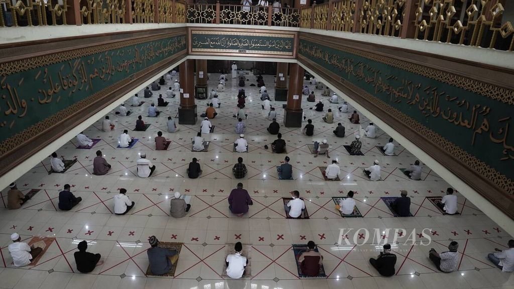 Jamaah mendengarkan ceramah dalam sholat Jumat pertama dalam fase normal baru di Masjid Agung Al-Barkah, Kelurahan Marga Jaya, Bekasi Selatan Kota Bekasi, Jawa Barat, Jumat (29/5/2020).