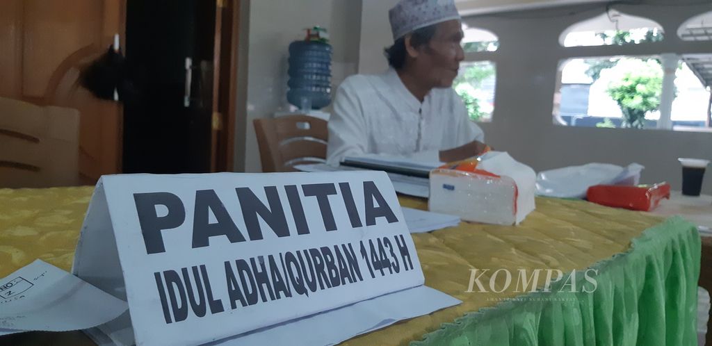 Meja layan panitia kurban di Masjid Hikmatul Ilmi, Jalan Cililitan Besar, Jakarta Timur, Rabu (6/7/2022).