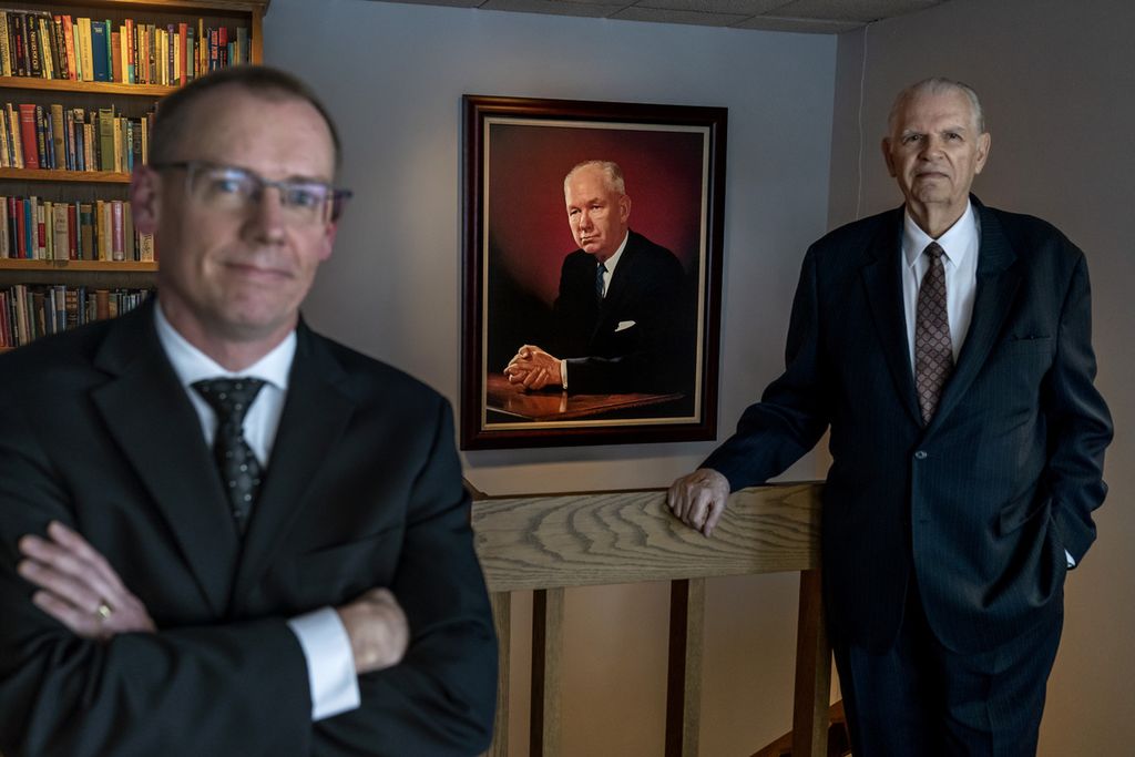 Potret pendiri John Birch Society, Robert Welch, tergantung di belakang CEO Bill Hahn (kiri) dan Art Thompson, pensiunan presiden Society, di kantor pusat organisasi di Appleton, AS, pada 17 November 2022. 