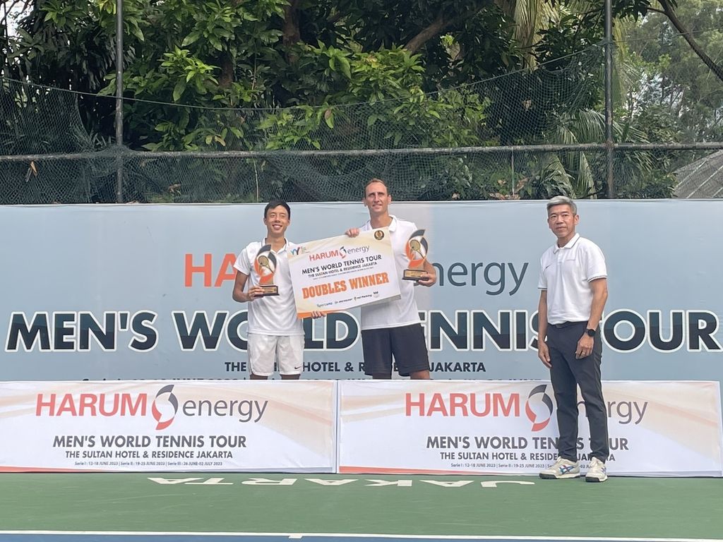 Ganda putra Indonesia-Belanda, Justin Barki/Thiemo De Bakker, menjadi juara ganda putra pada seri kedua Harum Energy Men’s World Tennis Tour setelah mengalahkan ganda India, Siddhant Banthia/Nitin Kumar Sinha, dengan skor 6-4, 6-3, pada babak final, Sabtu (24/6/2023) sore.