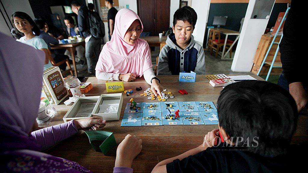 Sejumlah warga memainkan permainan di atas papan (board game) The Festivals di Bandung, Jawa Barat, Sabtu (20/5) lalu. Permainan ini mengusung keberagaman budaya Indonesia dengan tema kebinekaan dari Sabang sampai Merauke.