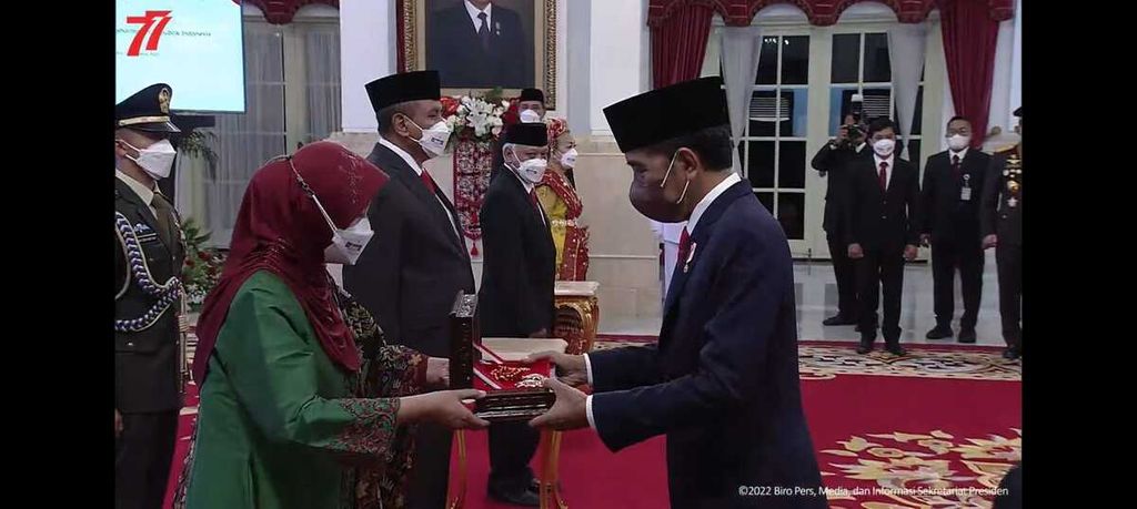 Presiden Joko Widodo menganugerahkan tanda kehormatan Bintang Mahaputera Pratama, Bintang Jasa, dan Bintang Budaya Parama Dharma di Istana Negara, Jakarta, Jumat (12/8/2022).