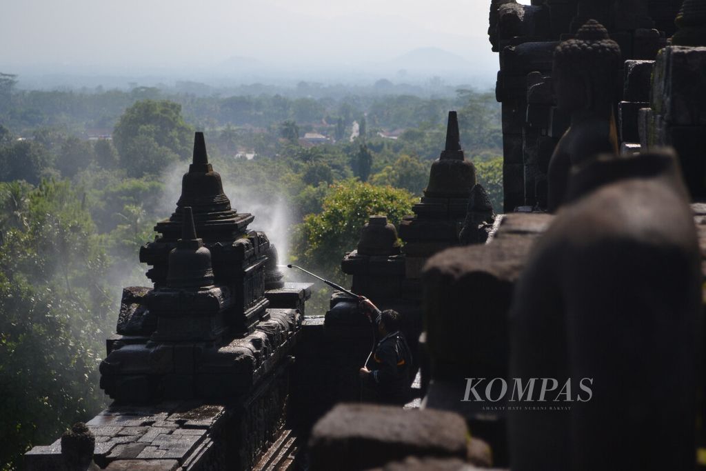 Juru rawat membersihkan kerak lumut di Candi Borobudur, Magelang, Jawa Tengah, pada Februari 2020.