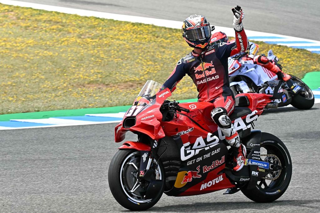 Pebalap Gasgas Tech3, Pedro Acosta, merayakan keberhasilannya meraih podium kedua balap sprint MotoGP seri Spanyol di Jerez, 27 April 2024. Acosta tampil mengejutkan pada musim pertamanya di MotoGP.  