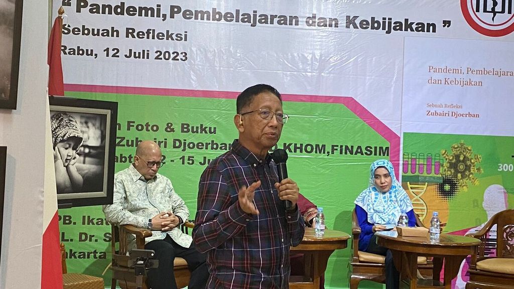 Acara bedah buku <i>Pandemi, Pembelajaran, dan Kebijakan</i> karya Zubairi Djoerban, Rabu (12/7/2023), di Jakarta.