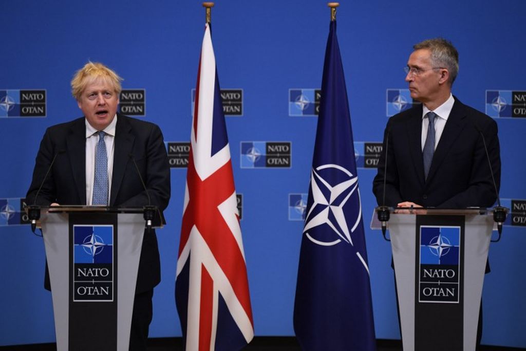 Perdana Menteri Inggris Boris Johnson (kiri) berbicara dalam konferensi pers bersama dengan Sekretaris Jenderal NATO Jens Stoltenberg (kanan) setelah pertemuan di markas NATO di Brussel, Belgia, Kamis, 10 Februari 2022. 