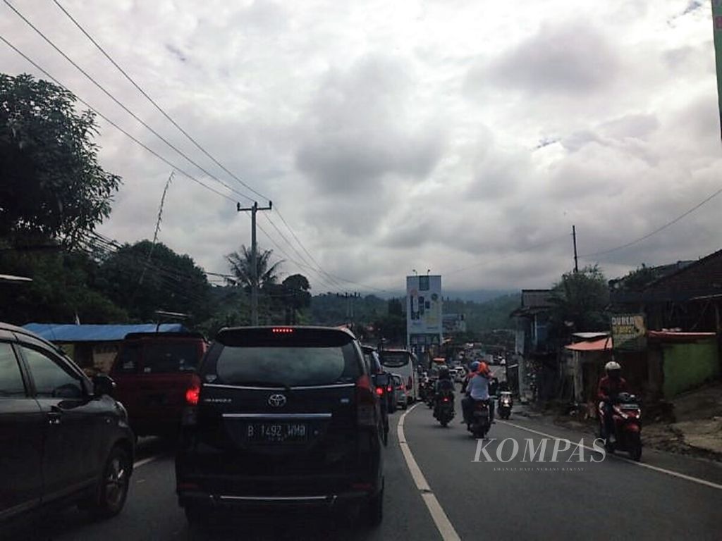 Jalan ruas Gunung Mas-Ciloto jalur Puncak, Senin (19/2/2018).