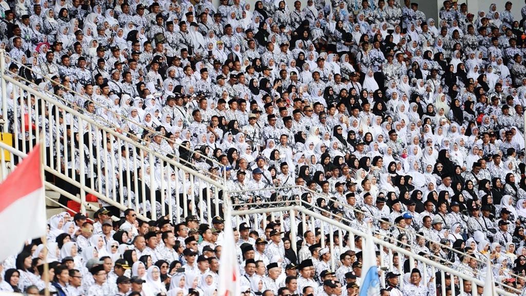 Ribuan guru menghadiri puncak Peringatan Hari Guru Nasional dan Hari Ulang Tahun Ke-73 Persatuan Guru Republik Indonesia (PGRI) Tahun 2018 di Stadion Pakansari, Bogor, Jawa Barat, Desember 2018. Kegiatan tersebut dihadiri oleh Presiden Joko Widodo. 