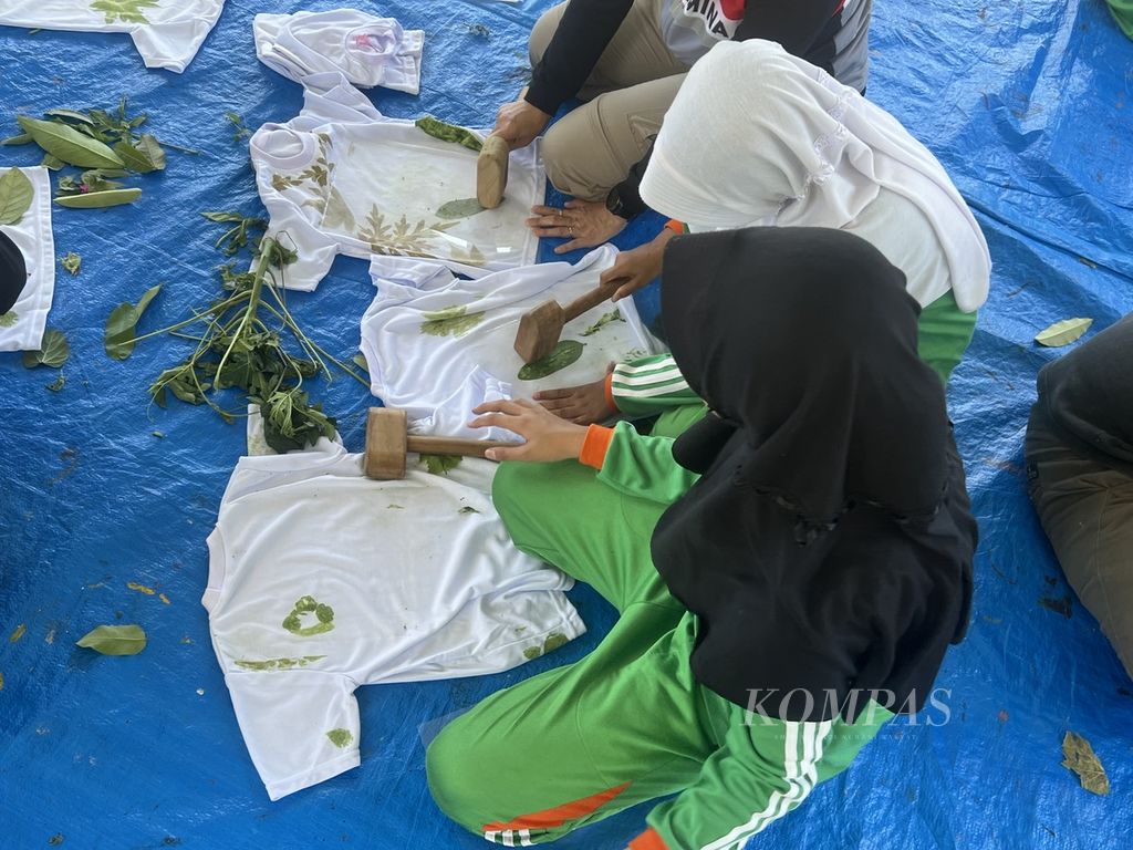 Peserta eduwisata sedang mendapat pelatihan proses <i>ecoprint</i> di Doudo Agro Edu Green Village, Jumat (13/9/2024).