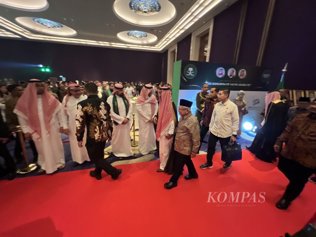 Wakil Presiden RI KH Maruf Amin berjalan bergandengan dengan Duta Besar Arab Saudi Faisal Abdullah al-Amudi memasuki ruang resepsi Hari Nasional Ke-93 Arab Saudi, di Jakarta, Senin (25/9/2023). 