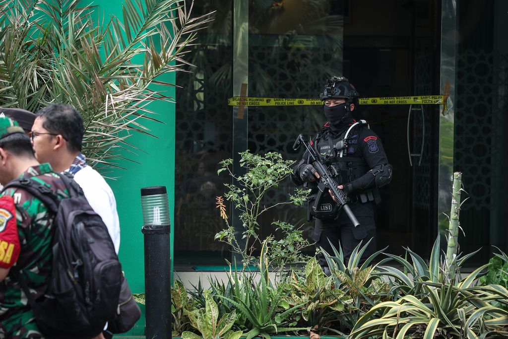 Anggota Brimob berjaga di sekitar lokasi penembakan di kantor Majelis Ulama Indonesia, Jakarta, Selasa (2/5/2023). 
