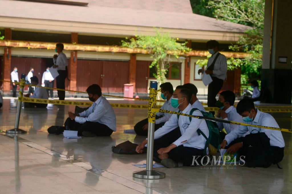 Peserta menunggu sebelum mengikuti ujian kompetensi dasar saat seleksi masuk sebagai calon pegawai negeri sipil di Universitas Negeri Semarang (Unnes), Kota Semarang, Jawa Tengah, Kamis (28/10/2021). 