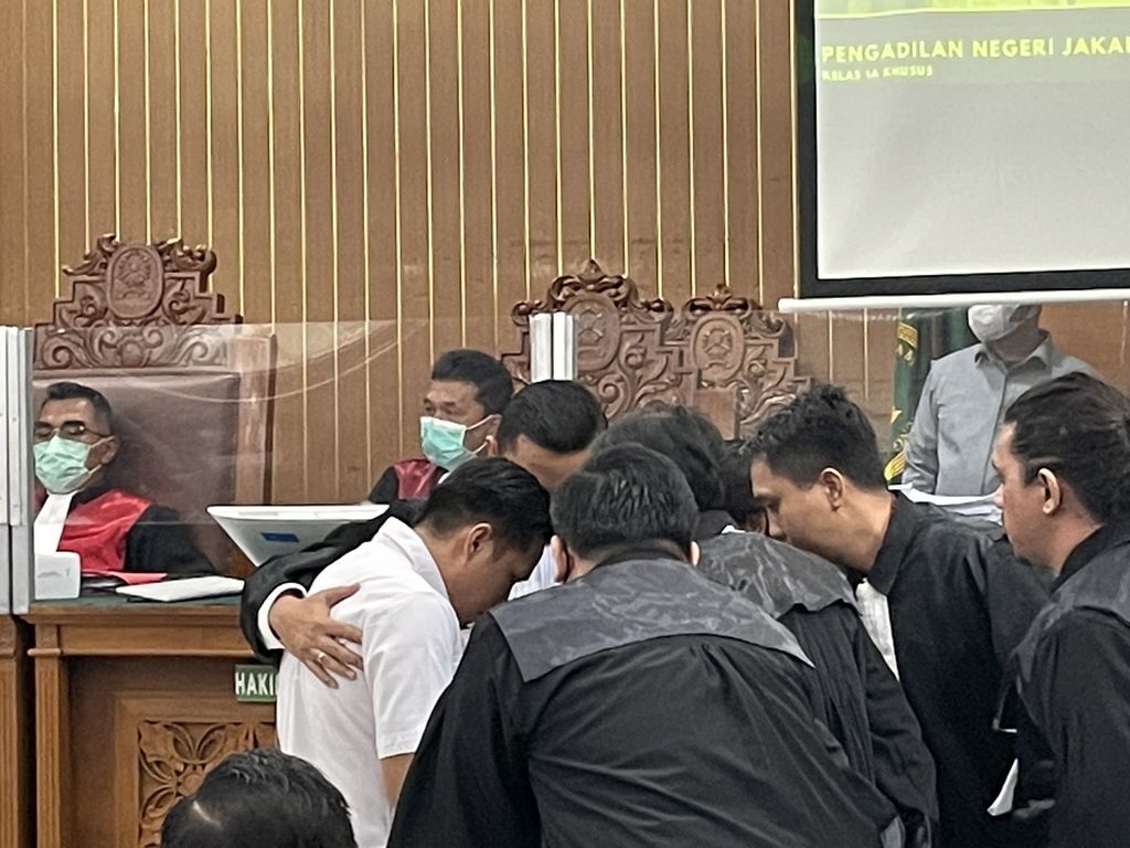 Richard Eliezer memeluk tim kuasa hukumnya usai mendengar tuntutan yang dibacakan jaksa penuntut umum dalam sidang di Pengadilan Negeri Jakarta Selatan, Rabu (18/1/2023).