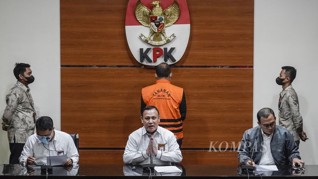 Deputi Penindakan KPK Asep Guntur Rahayu, Ketua Komisi Pemberantasan Korupsi Firli Bahuri, Kepala Bagian Pemberitaan KPK Ali Fikri (dari kiri ke kanan) saat hadir dalam ekspose penahanan Hakim Yustisial Mahkamah Agung Edy Wibowo di KPK, Jakarta, Senin (19/12/2022). 