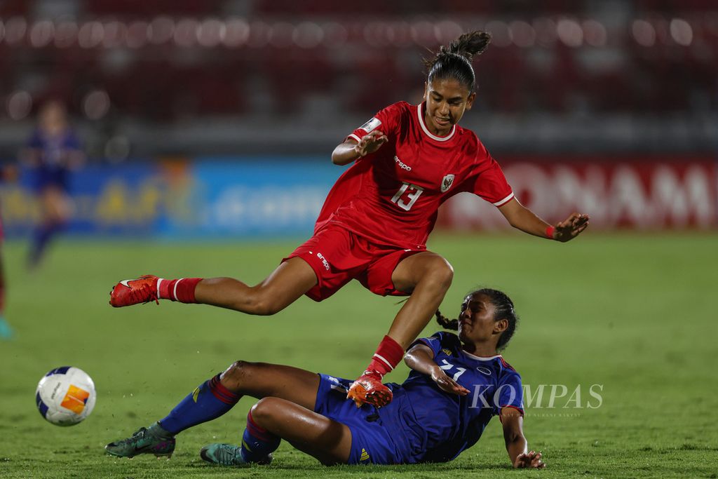 Indonesian U-17 women's team player, Claudia Scheunemann (left), attempts to pass Philippine U-17 women's team player, Lauren Villasin, during the Group A match of the 2024 AFC U-17 Women's Asian Cup at Kapten I Wayan Dipta Stadium in Gianyar, Bali, on Monday (6/5/2024). The Indonesian women's team had to admit defeat to the Philippine U-17 women's team with a score of 1-6.