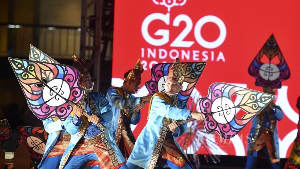 Para penari membawakan tari selamat datang dalam pembukaan Presidensi G-20 Indonesia di Taman Lapangan Banteng, Jakarta, Rabu (1/12/2021). Indonesia secara resmi memegang presidensi G-20 dengan mengusung misi bertema "Recover Together, Recover Stronger" selama setahun penuh terhitung mulai dari 1 Desember 2021 hingga Konferensi Tingkat Tinggi G-20 pada November 2022.