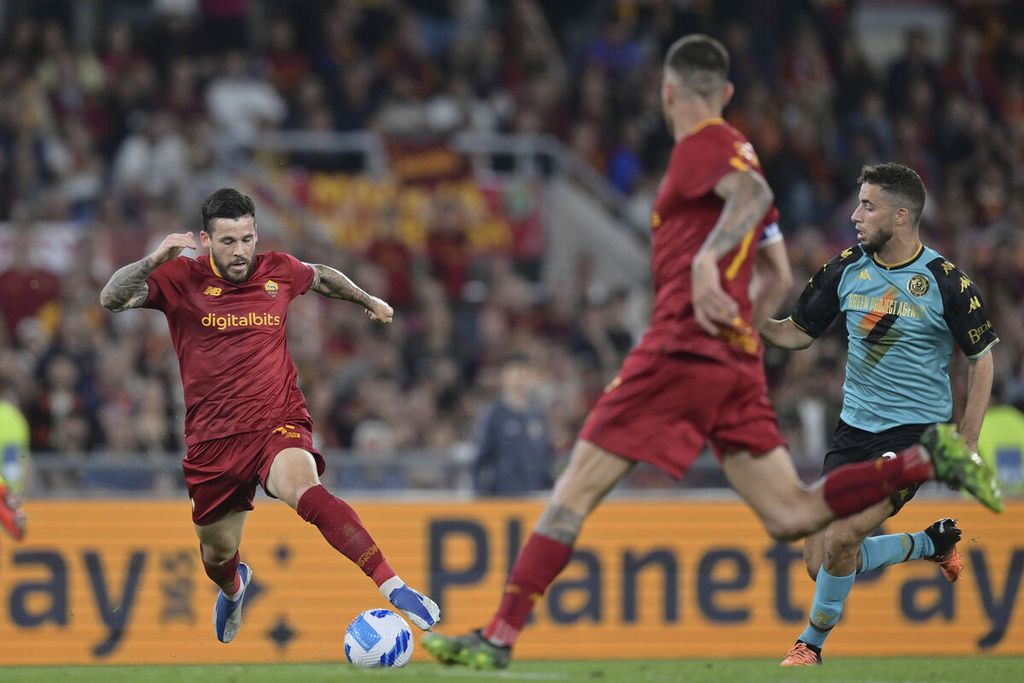 Sayap serang AS Roma Carles Perez (kiri) menggiring bola pada laga Serie A antara AS Roma dan Venezia di Stadion Olimpico, Roma, Minggu (15/5/2022) dini hari WIB. 