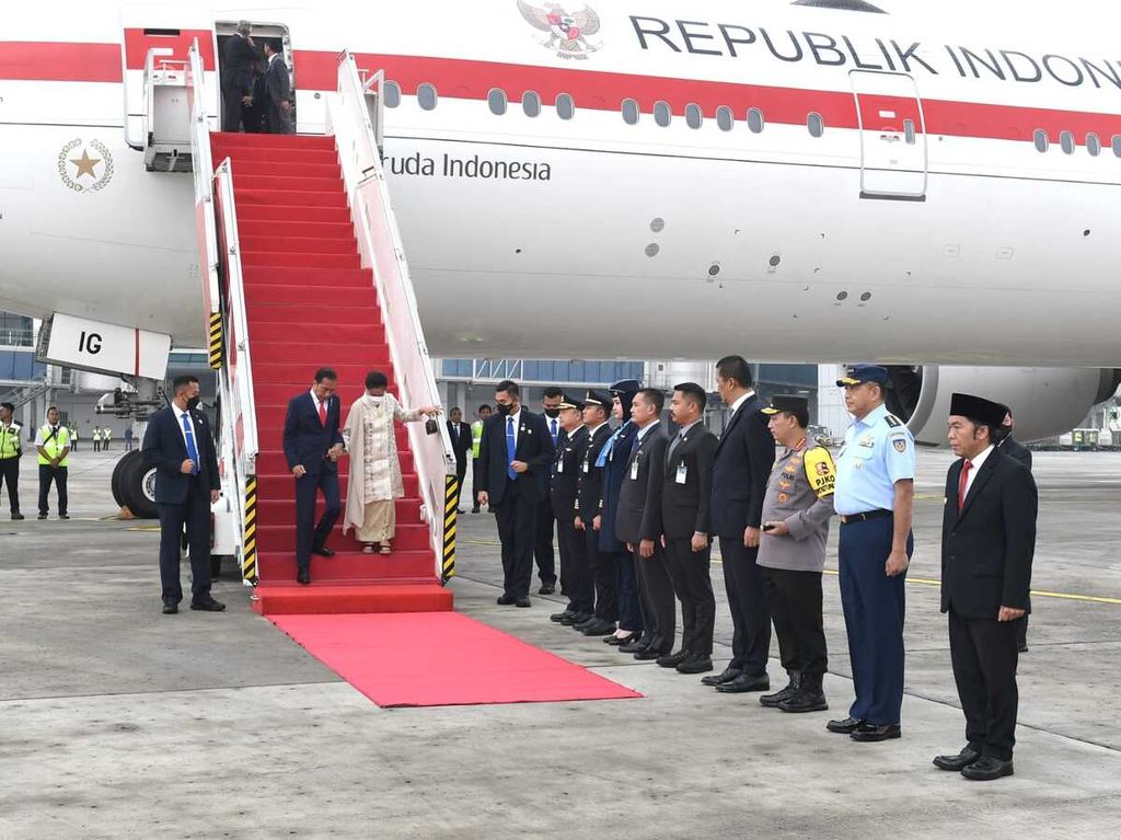 Presiden Joko Widodo dan Ibu Iriana Joko Widodo tiba di Tanah Air seusai kunjungan ke Hannover, Jerman. Pesawat Garuda Indonesia GIA-1 yang membawa Presiden dan rombongan mendarat di Bandara Internasional Soekarno-Hatta, Kota Tangerang, Provinsi Banten, Selasa (18/4/2023).