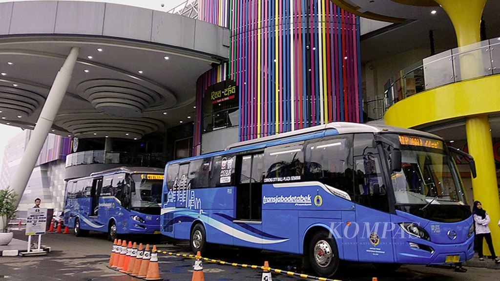 Bus Transjabodetabek beroperasi dari Kabupaten Bogor, Jawa Barat, 19 Desember 2017. 