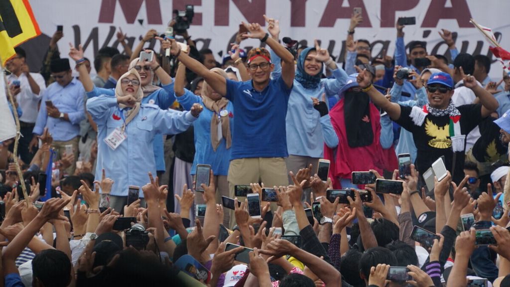 Sandiaga Salahuddin Uno saat berkontestasi di Pemilu Presiden 2019 menari bersama para pendukungnya dalam kampanye terbuka yang digelar di Lapangan Demang Wonopawiro, Desa Piyaman, Kecamatan Wonosari, Kabupaten Gunungkidul, Daerah Istimewa Yogyakarta, Jumat (5/4/2019).