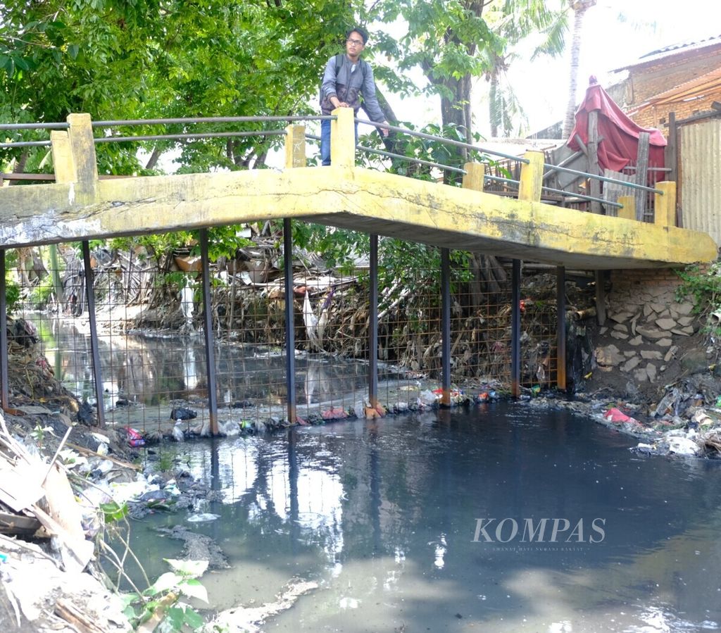 Jaring sampah di Kali Bancong yang berada di wilayah perbatasan <i>antara</i> Kota Bekasi <i>dan</i> Kabupaten Bekasi.