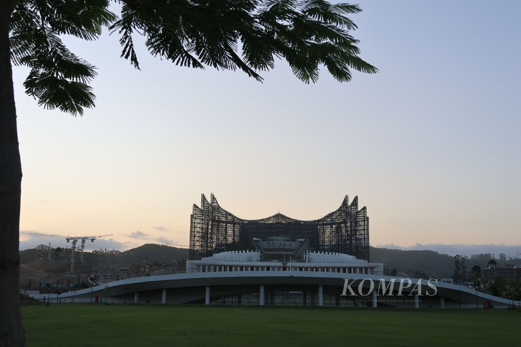 Bangunan Istana Presiden dan Kantor Presiden dilihat dari kawasan Plaza Seremoni. Foto diambil pada Minggu (28/7/2024).