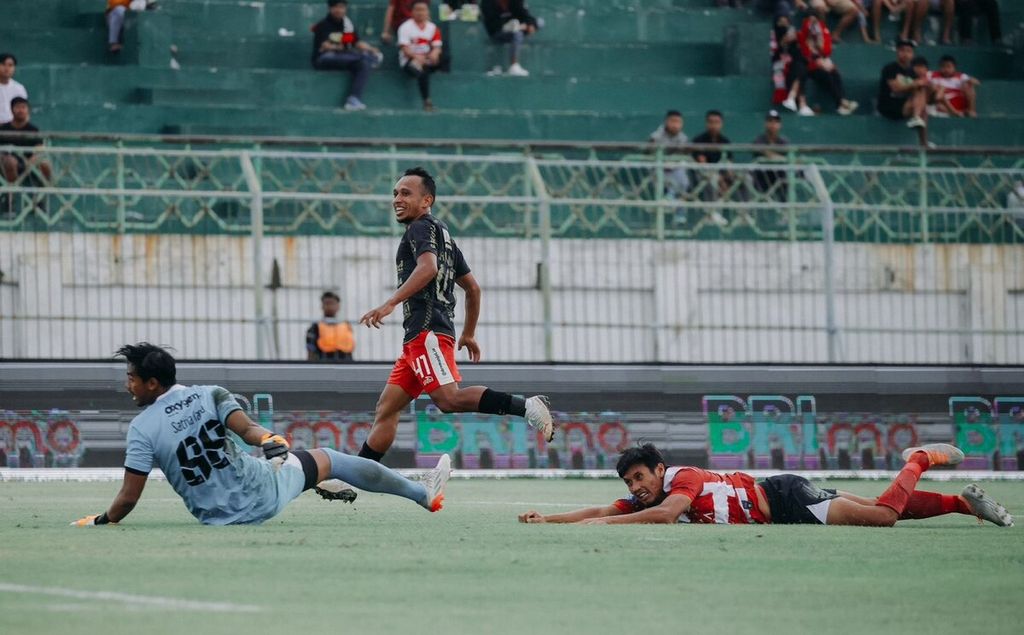 Aksi pemain Bali United, Irfan "Jaya" Samaling Kumi, dalam laga pekan ke-20 BRI Liga 1 2023/2024 melawan Madura United di Stadion Gelora Bangkalan, Madura, Jawa Timur, Kamis (23/11/2023). Irfan Jaya menyumbangkan satu gol dalam kemenangan Bali United 2-1 atas Madura United.